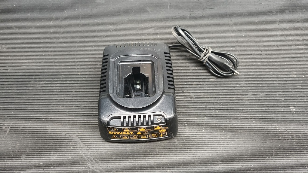DEWALT DE9116 Battery Charger for NiMH & NiCd Black,  Not Working
