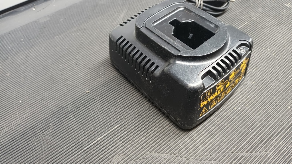 DEWALT DE9116 Battery Charger for NiMH & NiCd Black,  Not Working