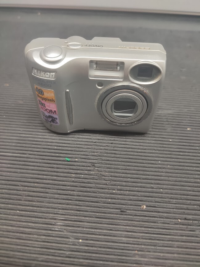 Nikon Coolpix 4600 Vintage 4Mp 3x Digital Camera Silver Not Working For Parts